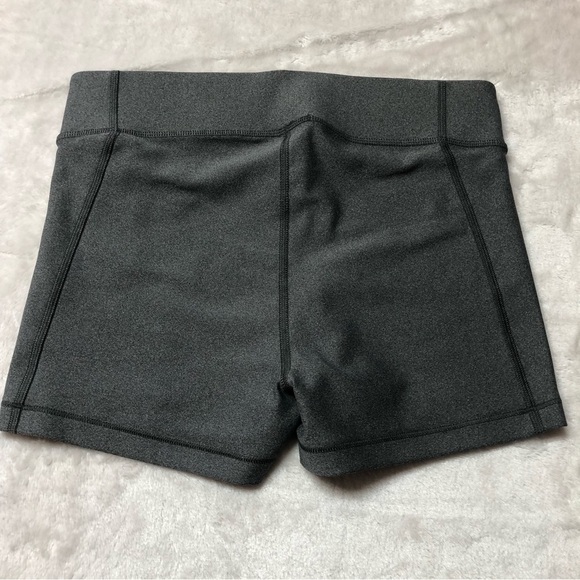 NWOT Under Armour Women's Heat Gear Armour Mid Rise Grey Shorty Short MD - Picture 6 of 10